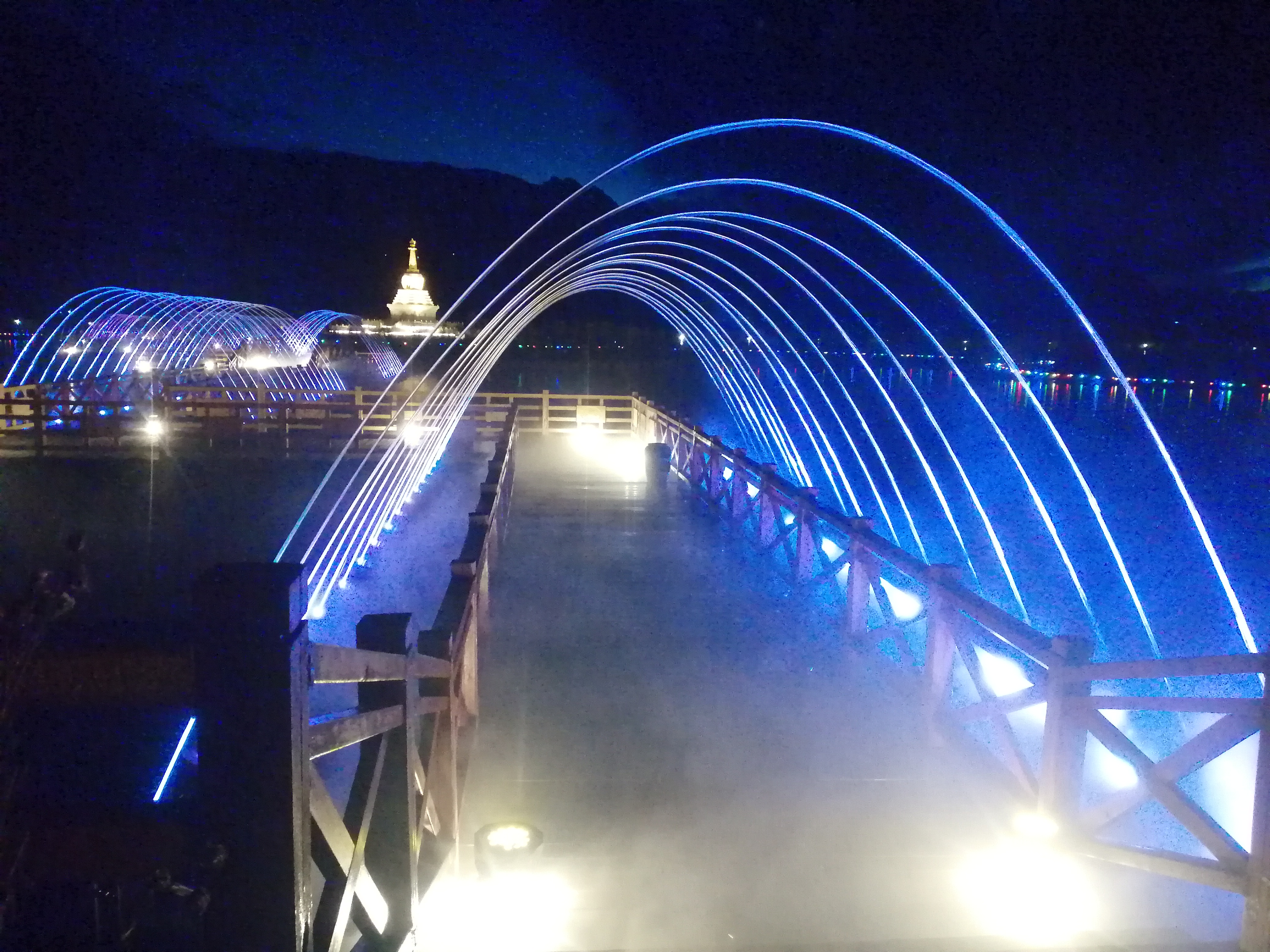 格薩爾王城橋上冷霧玻光泉實(shí)景